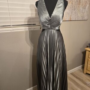 Elegant Silvery Green V-Neck Pleated Evening Dress